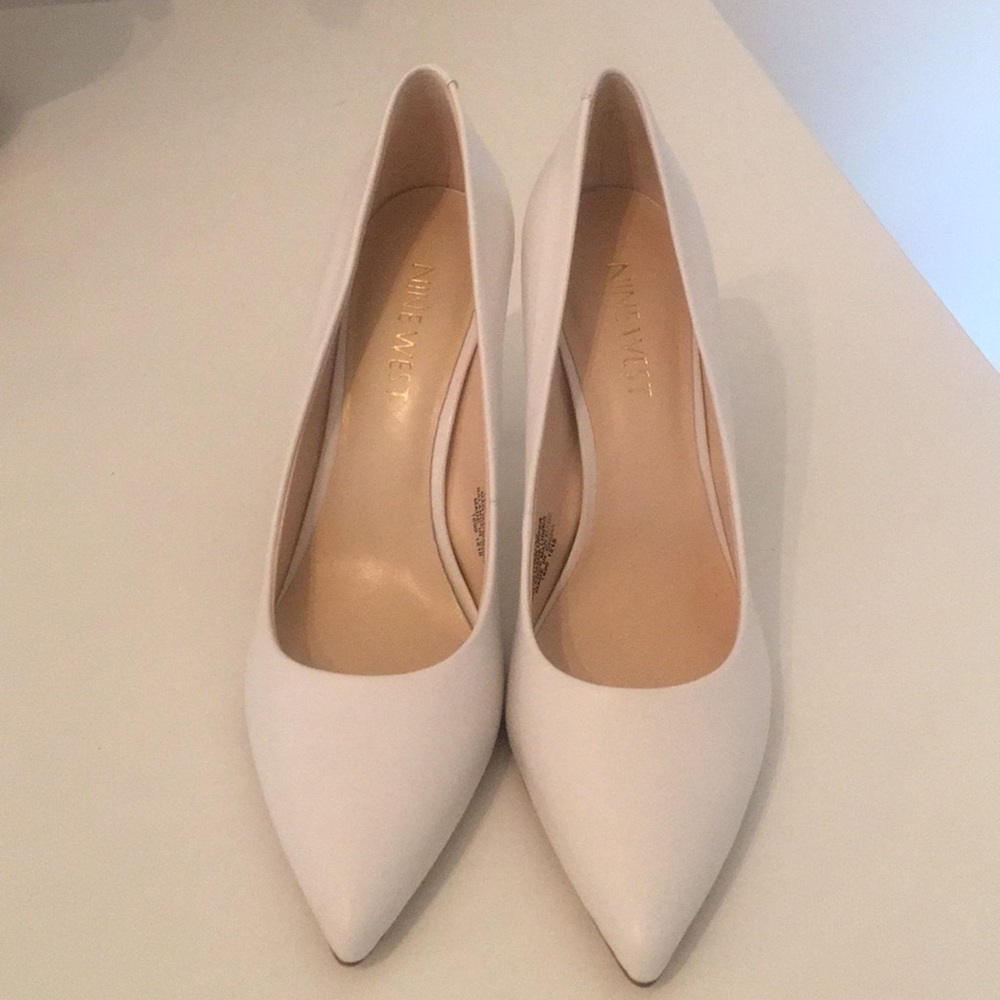 New Nine West 5M white pumps